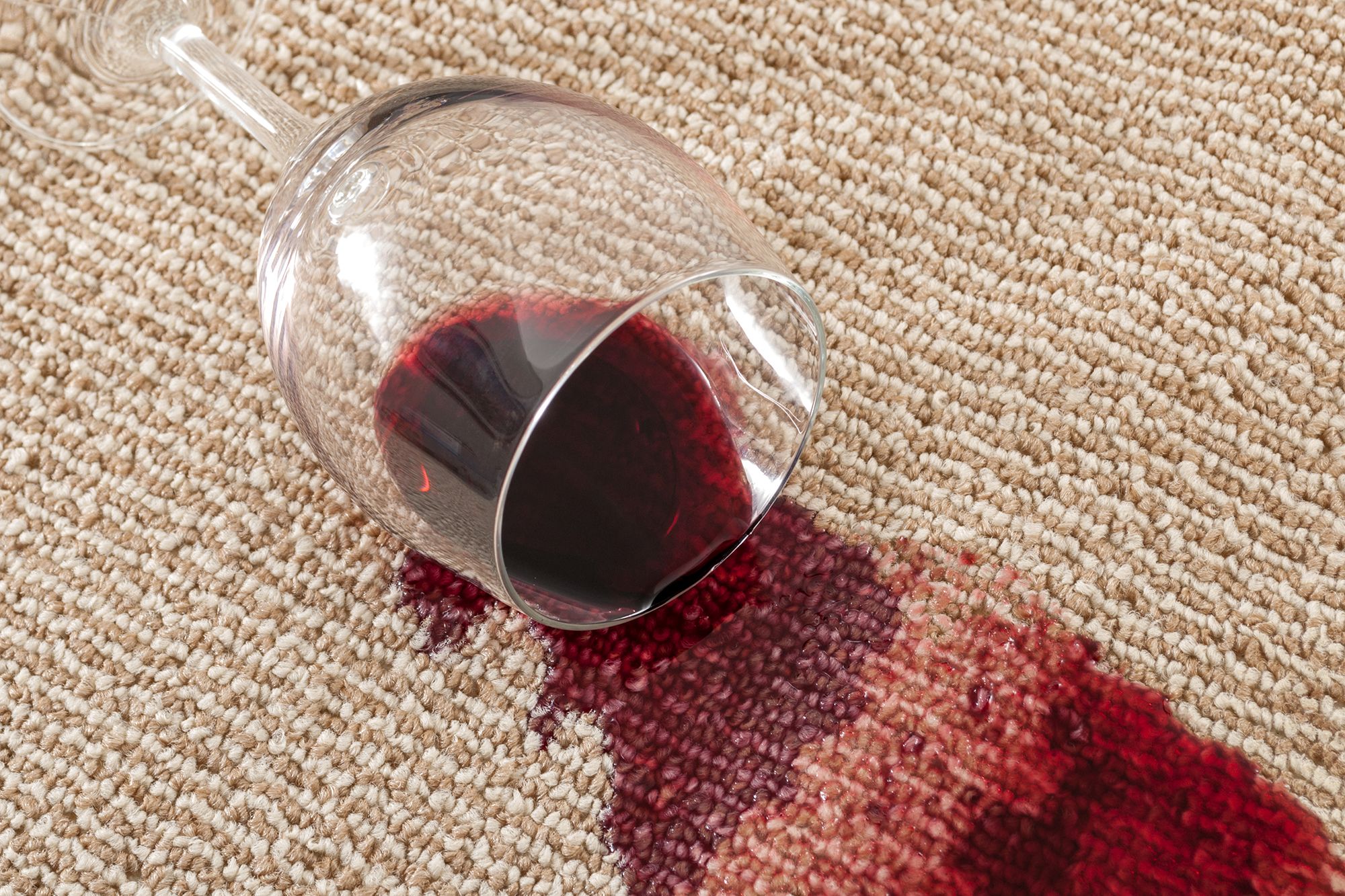 Cum sa scoți petele de vin rosu. Greseala pe care nu trebuie sa o faci - IMPACT